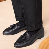 Loafers de couro belga com textura de pedra e detalhe de pompom