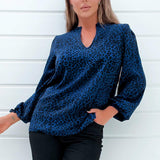 Blusa Azul de Manga Longa com Estampa Animal Print