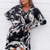 Vestido Mini Estilo Wrap com Estampa de Mármore Preto e Creme