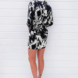 Vestido Mini Estilo Wrap com Estampa de Mármore Preto e Creme