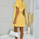 Vestido Mini Amarelo com Mangas Curtas e Detalhe de Amarração nas Costas