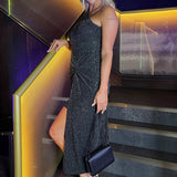 Vestido Midi Assimétrico com Um Ombro e Brilho Metálico Preto