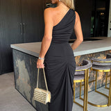 Vestido Midi Preto com Ombros à Mostra e Detalhe de Nó