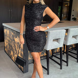 Vestido Mini Preto Justo com Lantejoulas e Gola Alta