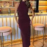 Vestido Midi Bodycon com Gola Halter e Detalhes Plissados na Cor Ameixa