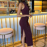 Vestido Midi Bodycon com Gola Halter e Detalhes Plissados na Cor Ameixa