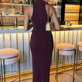 Vestido Midi Bodycon com Gola Halter e Detalhes Plissados na Cor Ameixa