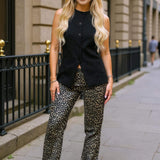 Jeans Castanho com Estampa de Leopardo e Bainha Desfeita - Corte Reto