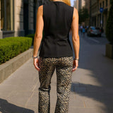 Jeans Castanho com Estampa de Leopardo e Bainha Desfeita - Corte Reto