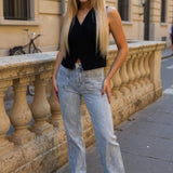 Jeans cinza claro com detalhes no bolso frontal, cintura alta e corte amplo