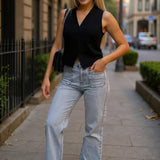 Jeans cinza claro com detalhes no bolso frontal, cintura alta e corte amplo