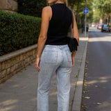 Jeans cinza claro com detalhes no bolso frontal, cintura alta e corte amplo