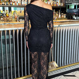 Robe Midi com Renda Preta, Ombros Expostos e Mangas Longas