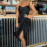 Vestido Midi Preto com Detalhes em Diamantes e Decote Drapê