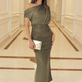 Vestido Midi Dourado com Ombros à Mostra e Drapê Elegante
