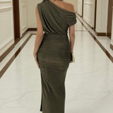 Vestido Midi Dourado com Ombros à Mostra e Drapê Elegante