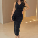 Vestido Midi Preto com Gola Cowl e Detalhes em Strass