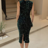 Vestido Midi Verde de Veludo com Lantejoulas e Decote em V