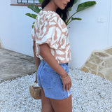 Blusa de mangas bufantes com bainha bubble, estampa abstrata em tons de pedra e creme