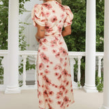 Robe Midi Floral em Tom de Pêssego com Mangas Bufantes e Detalhes Plissados Laterais