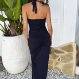 Vestido midi azul marinho com gola halter e detalhes franzidos nas laterais