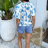 Blusa Floral Azul e Creme com Decote em V e Mangas Bufantes