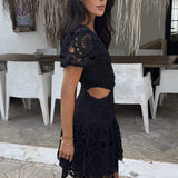 Robe Mini Noire en Crochet avec Découpes Empilées