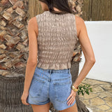 Blusa curta com gola redonda e detalhes plissados na cor pedra