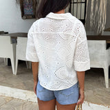 Camisa Branca com Bordado, Mangas Curtas e Corte Confortável