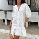 Mini Roupão Branco com Bordado Paisley e Mangas Ruffle
