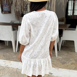 Mini Roupão Branco com Bordado Paisley e Mangas Ruffle