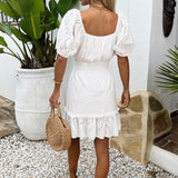 Mini Robe Blanche avec Broderie, Manches Bouffantes et Fins Détails Volants
