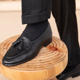 Loafers de couro belga com textura de pedra e detalhe de pompom