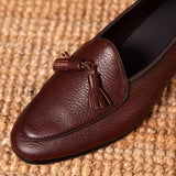 Loafers de couro belga com textura de pedra e detalhe de pompom