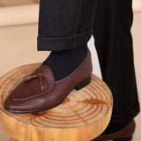 Loafers de couro belga com textura de pedra e detalhe de pompom