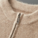 Cardigan de lã merino extra-fina com fechamento e detalhes em ribana