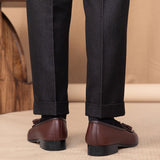 Loafers de couro belga com textura de pedra e detalhe de pompom
