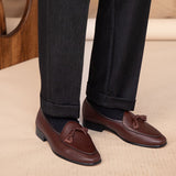 Loafers de couro belga com textura de pedra e detalhe de pompom