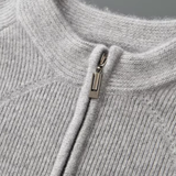 Cardigan de lã merino extra-fina com fechamento e detalhes em ribana