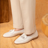 Loafers de couro belga com textura de pedra e detalhe de pompom