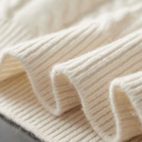 Pullover de lã merino extra-fina com fecho de correr central e riscas