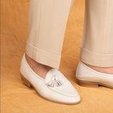 Loafers de couro belga com textura de pedra e detalhe de pompom