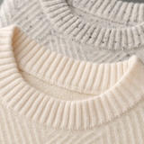 Pullover de caxemira cinza claro com detalhe em padrão herringbone no pescoço