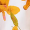 Macacão amarelo sem alças com estampa floral e cintura ajustável