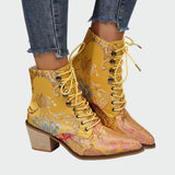 Botins de Couro Decorados com Flores