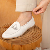 Loafers de couro belga com textura de pedra e detalhe de pompom