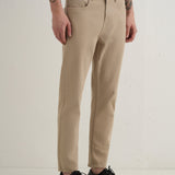 Carrot Fit Jeans em Bege Cinza