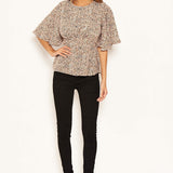 Blusa Bege com Estampa e Detalhes em Volantes