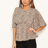 Blusa Bege com Estampa e Detalhes em Volantes