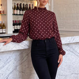 Blusa de mangas longas em borgonha com gola franzida e estampa de bolinhas